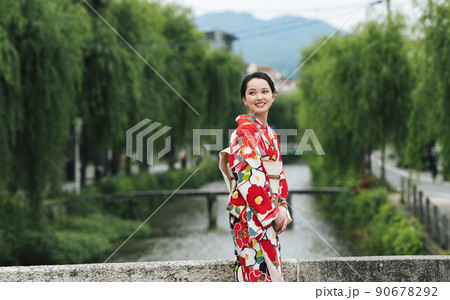 白川・古門前橋を散策する着物姿の女性 90678292