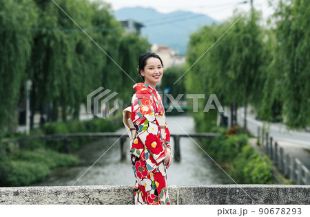 白川・古門前橋を散策する着物姿の女性 90678293