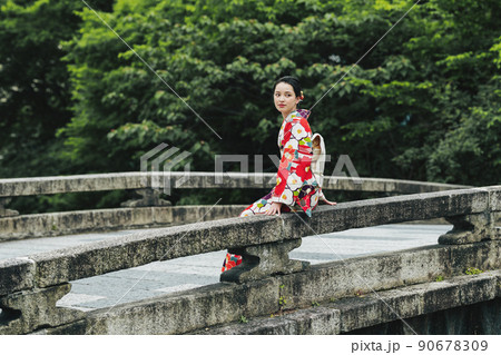 白川・古門前橋で佇む着物姿の女性 白川・古門前橋で佇む着物姿の女性 90678309