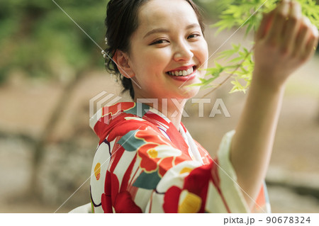 着物で京都を散策する若い女性 着物で京都を散策する若い女性 90678324
