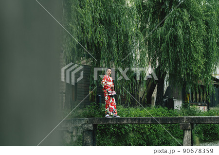 古川町橋を歩く着物姿の女性 90678359