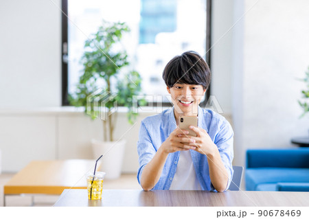 男性　カフェ　スマホ 90678469