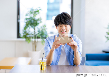 男性　カフェ　スマホ 90678470