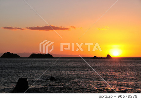 栖原海岸の夕日　【和歌山県湯浅町】 90678579