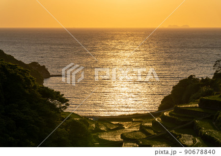 《佐賀県》浜野浦の棚田の夕景・夕焼けを眺める女性 《佐賀県》浜野浦の棚田の夕景・夕焼けを眺める女性 90678840