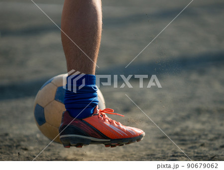 サッカーの練習の足元のボール サッカーの練習の足元のボール 90679062