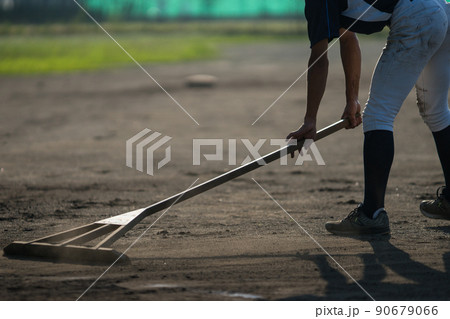 高校野球部のグラウンド整備トンボ掛け 高校野球部のグラウンド整備トンボ掛け 90679066