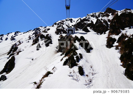 5月の立山黒部アルペンルート　立山ロープウェイ 90679385