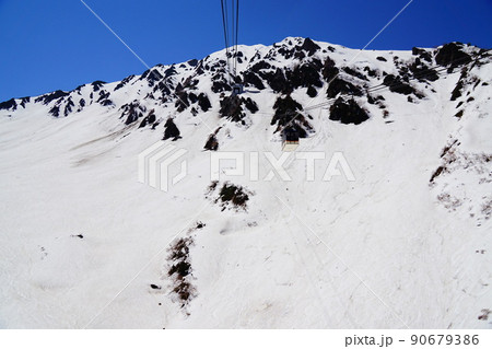 5月の立山黒部アルペンルート　立山ロープウェイ 90679386