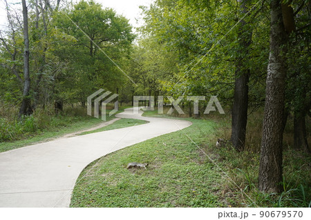 テキサス州サンアントニオ 公園内の散歩道 テキサス州サンアントニオ 公園内の散歩道 90679570