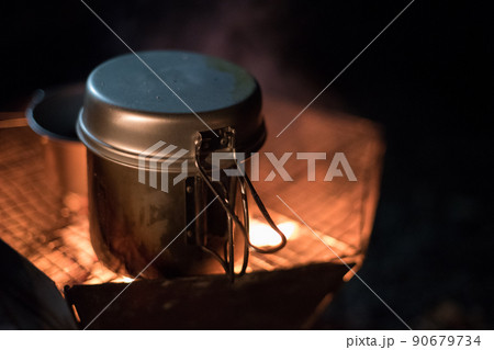 キャンプ　焚火　 90679734