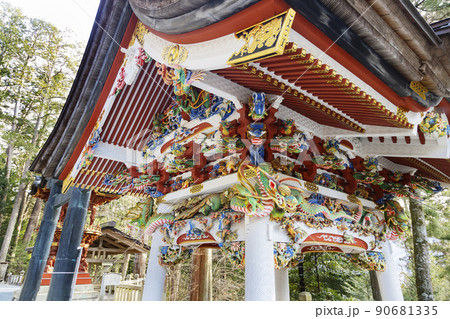 三峯神社　拝殿そばの手水舎 90681335