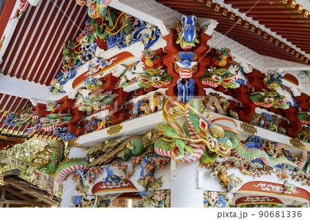 三峯神社　拝殿そばの手水舎 90681336