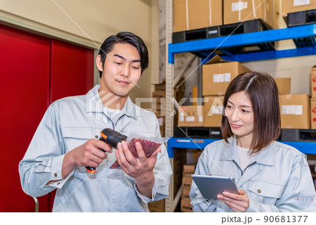 倉庫で在庫を確認する作業員 倉庫で在庫を確認する作業員 90681377