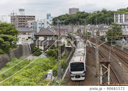 スカ色の常磐線E231系が走る 90681572