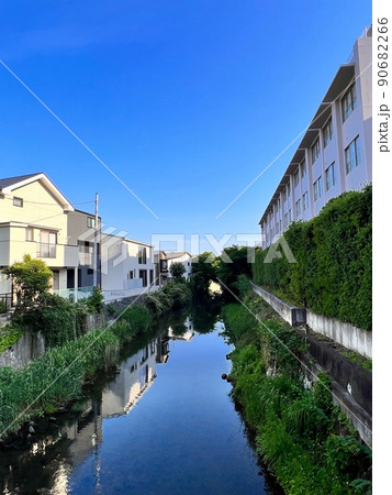 水に映る青空、鎌倉の川と空、空と川、川に映る青空、川にうつる青空、綺麗な川の風景、滑川沿いの風景 水に映る青空、鎌倉の川と空、空と川、川に映る青空、川にうつる青空、綺麗な川の風景、滑川沿いの風景 90682266
