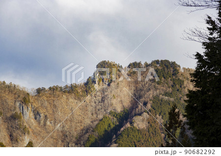 三峯神社　奥宮遥拝殿から見た妙法ヶ岳の奥宮 90682292
