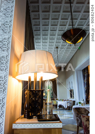 モロッコの街マラケッシュの豪華ホテルのレストラン　アンティークなランプと家具 90682404