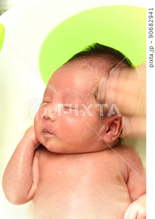 沐浴 新生児　生後16日目 90682941