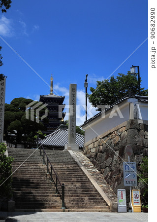 大本山中山寺五重塔遠景縦構図2022年6月12日撮影 90682990