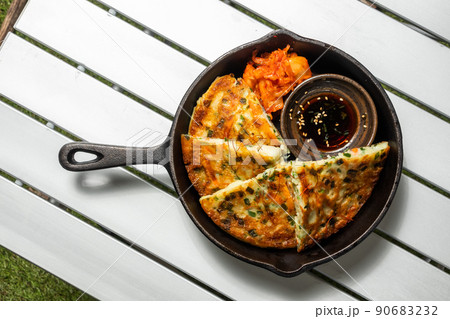 チヂミ　韓国グルメ　アジアのお好み焼き jijim and iron pan Korean food 90683232