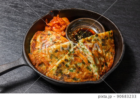 チヂミ　韓国グルメ　アジアのお好み焼き jijim and iron pan Korean food 90683233