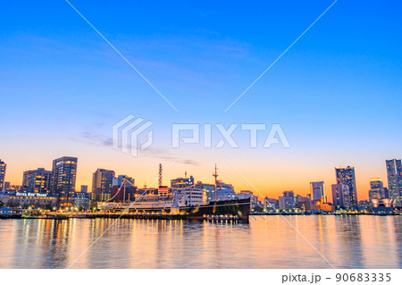 【神奈川の都市風景】横浜山下ふ頭からの都市夕景 90683335