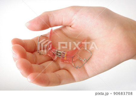 矯正器具を持つ子どもの手 90683708