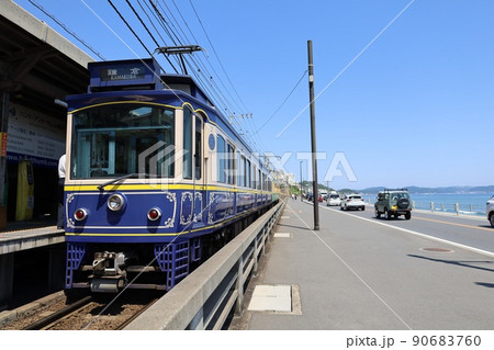 鎌倉高校前駅に停車中の江ノ島電鉄線 鎌倉高校前駅に停車中の江ノ島電鉄線 90683760