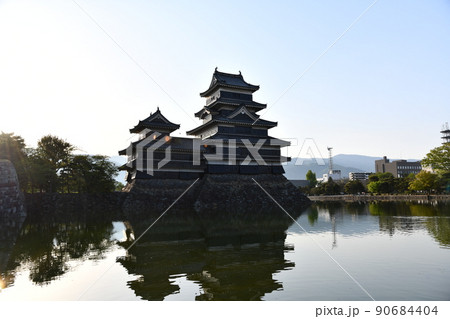 早朝の松本城 早朝の松本城 90684404