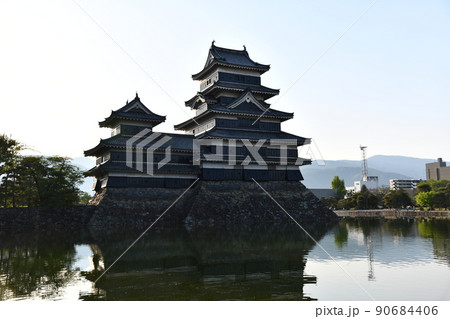 早朝の松本城 早朝の松本城 90684406