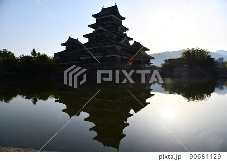 早朝の松本城 90684429