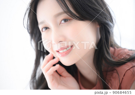 口元を振れる美しい女性 口元を振れる美しい女性 90684655