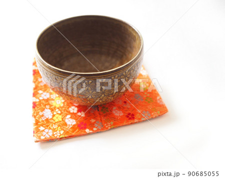 古帛紗に乗せた三島焼の茶碗 90685055