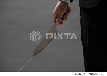 ナイフを持つスーツの男性　 90685275
