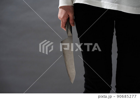 包丁も持つ女性 90685277