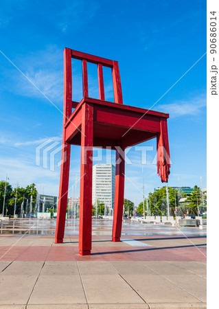 Broken Chair or Chaise Cassee, Geneva 90686014