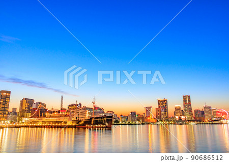 【神奈川の都市風景】横浜山下ふ頭からの都市夕景 90686512