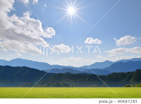 キャンプだスポーツだ、澄み切った青空、山のフィールドへ キャンプだスポーツだ、澄み切った青空、山のフィールドへ 90687285