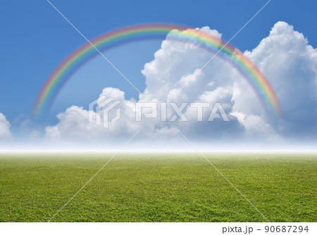 地平線が続く悠久のフィールド、虹がかかり入道雲が湧き上がる夏の風景 90687294