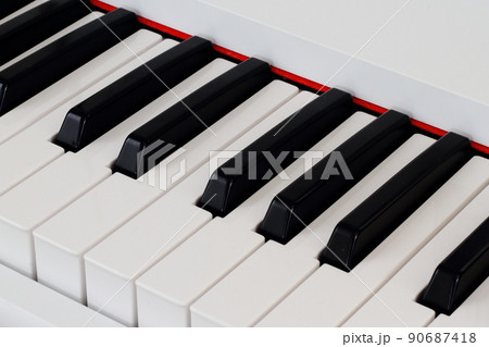 白いピアノの鍵盤 90687418