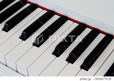 白いピアノの鍵盤 90687419