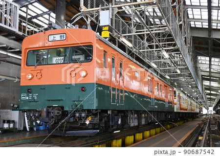 車両基地に停車するクモヤ143と115系電車 90687542