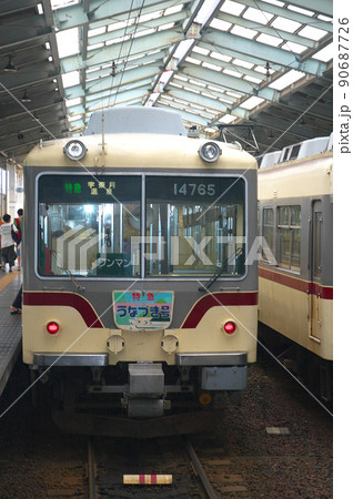 富山地方鉄道　電鉄富山駅ホームに停車中の宇奈月温泉行き特急列車うなづき号　富山県富山市 90687726