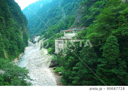 黒部峡谷鉄道の欅平駅に停車する列車と黒部川第三発電所と黒部渓谷の夏の風景 富山県黒部市 黒部峡谷鉄道の欅平駅に停車する列車と黒部川第三発電所と黒部渓谷の夏の風景 富山県黒部市 90687728