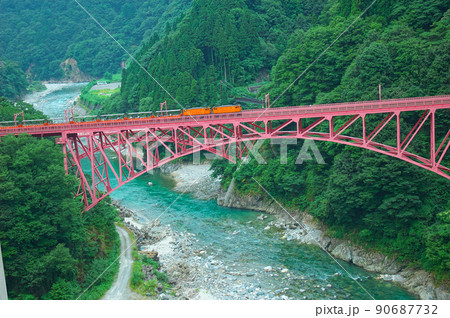 新山彦橋を走る黒部峡谷トロッコ電車の夏の風景1　富山県黒部市 90687732