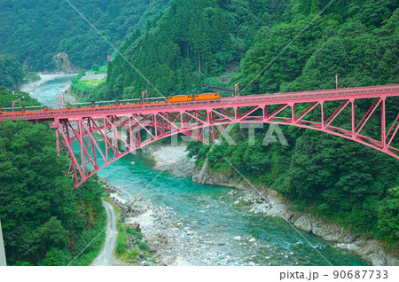 新山彦橋を走る黒部峡谷トロッコ電車の夏の風景2 富山県黒部市 新山彦橋を走る黒部峡谷トロッコ電車の夏の風景2 富山県黒部市 90687733