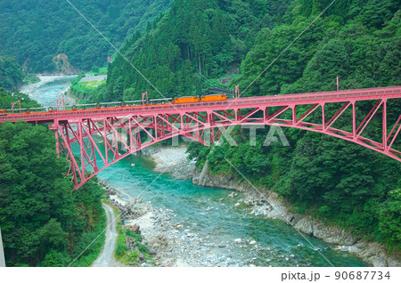 新山彦橋を走る黒部峡谷トロッコ電車の夏の風景3　富山県黒部市 90687734