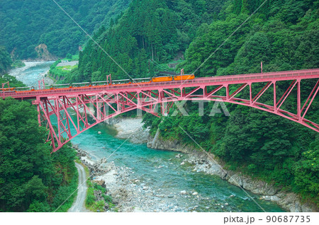 新山彦橋を走る黒部峡谷トロッコ電車の夏の風景4　富山県黒部市 90687735