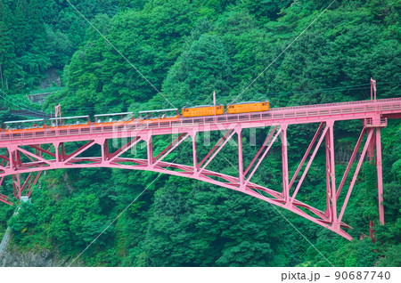 新山彦橋を走る黒部峡谷トロッコ電車の夏の風景5 富山県黒部市 新山彦橋を走る黒部峡谷トロッコ電車の夏の風景5 富山県黒部市 90687740